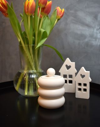 Každá sviečka doplní interiér jedinečne. 🕯️ #jesmonite #homedesign #homedecor #spring