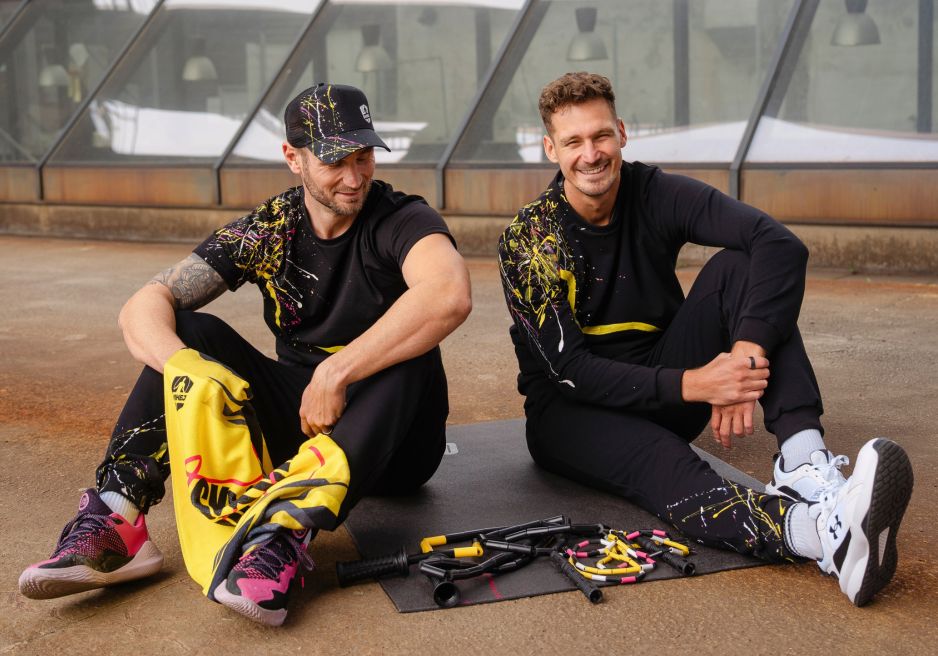 Marek a Tomáš politi barvami při spuštění nového produktu - původ stříkaného designu 10-let merche