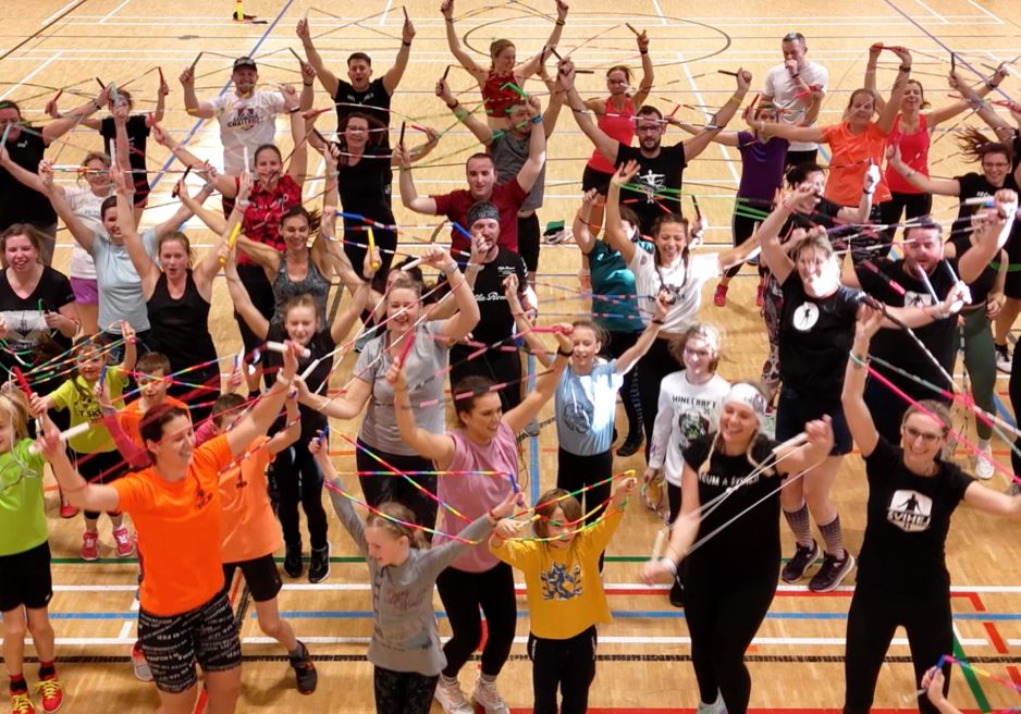 Sraz šviháků - lidé v žlutých dresech Švihej během výzvy