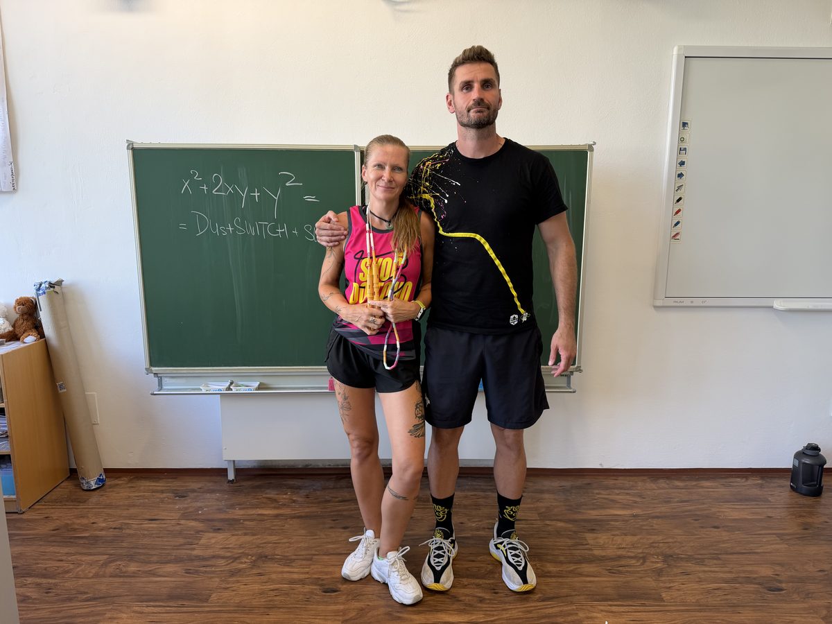 Vlaďka s Tomášem ze Švihej ve třídě, oba se švihadlem