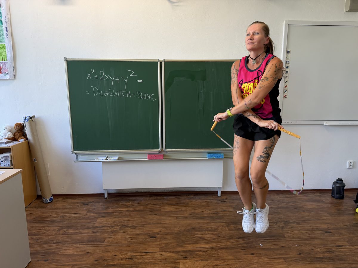 Vlaďka skáče cross, ruce překřížené před tělem