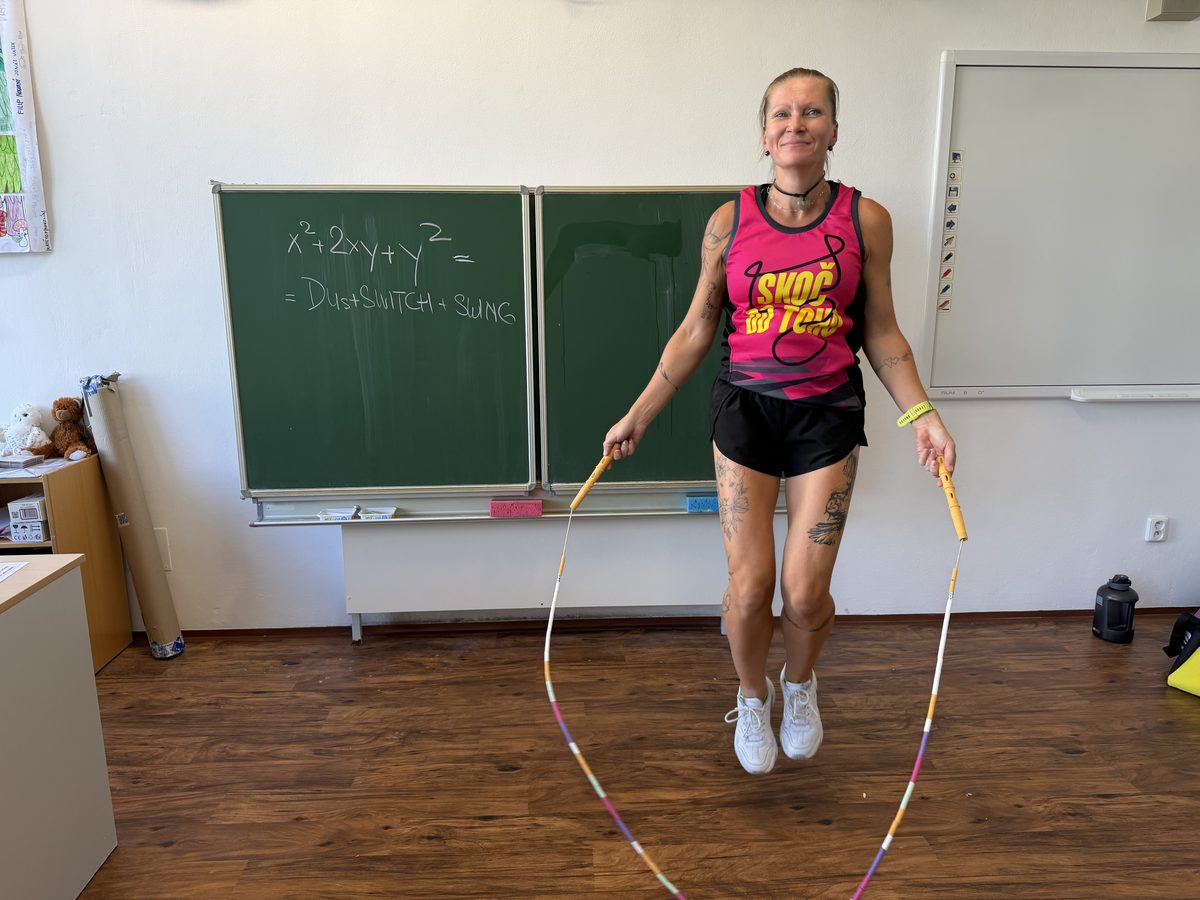 Vlaďka skáče přes korálkové švihadlo ve školní třídě