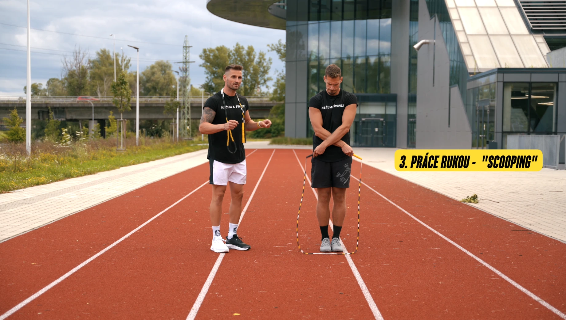 Marek a Tomáš Vaněčkovi učí techniku práce rukou při skákání přes švihadlo - lekce z Cesty Šviháka