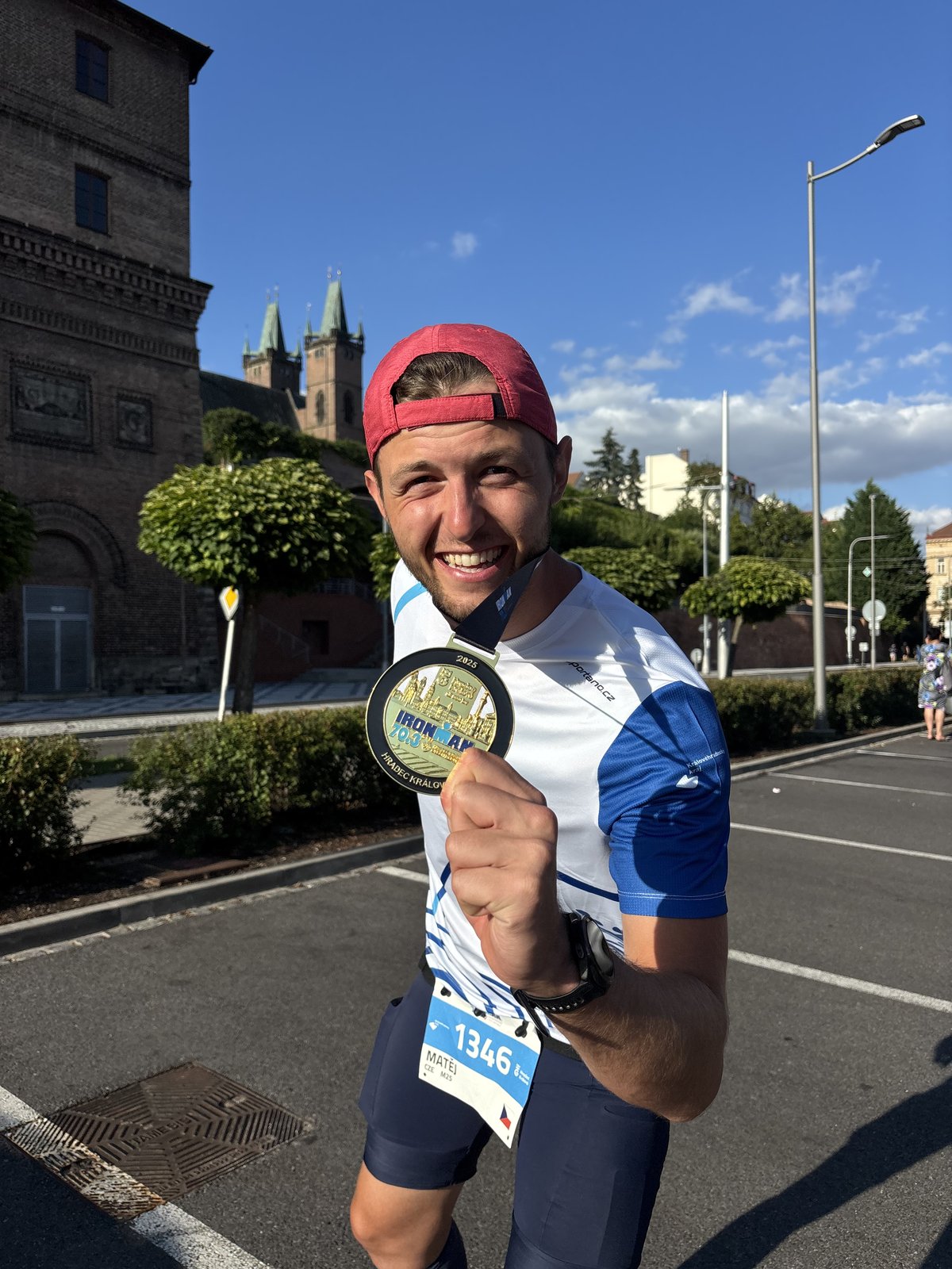 Matěj König s medailí z Ironman 70.3 Hradec Králové
