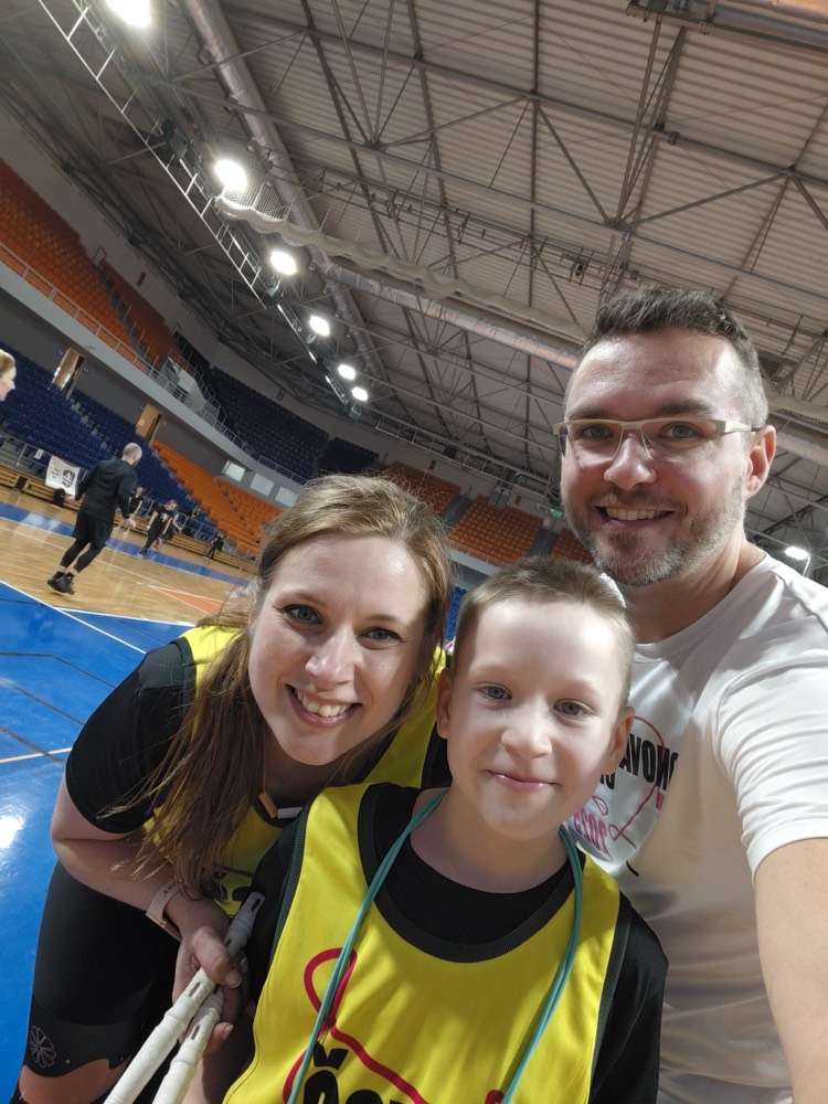 Rodina s dítětem na srazu Šviháků ve sportovní hale