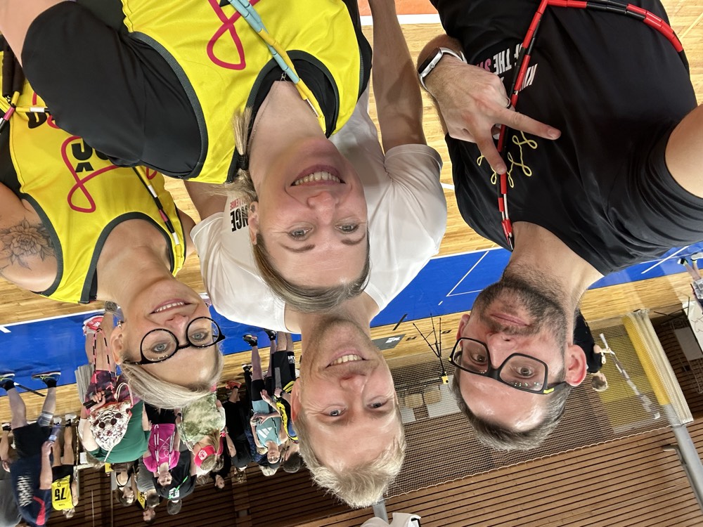 Čtyři účastníci srazu Šviháků na společné selfie v hale