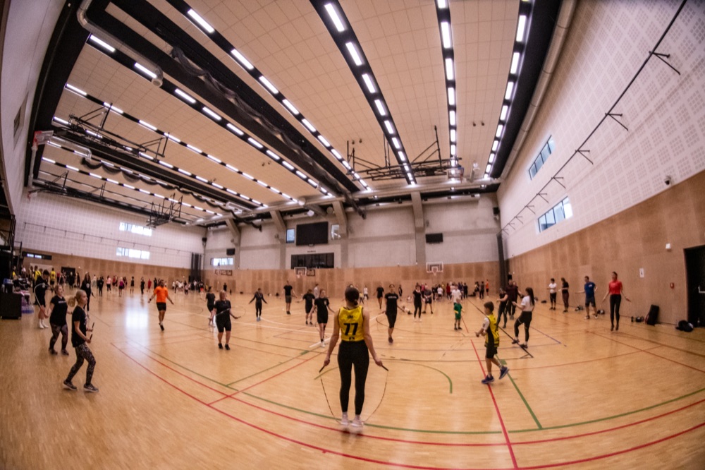 Plná sportovní hala Šviháků při společném skákání přes švihadlo