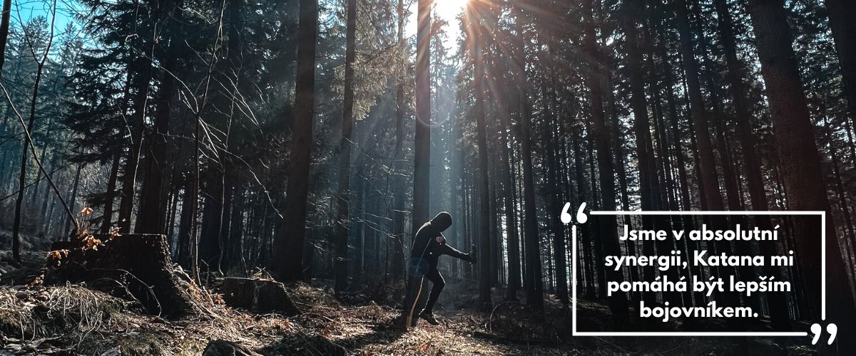 Tomáš Vaněček se švihadlem korálková Katana Rope - nejoblíbenější švihadlo zakladatele Švihej