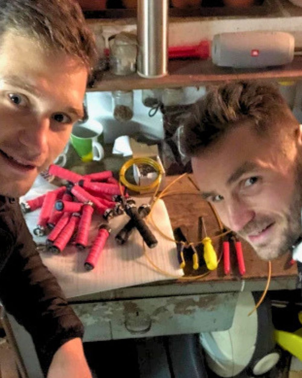 Bratři Tomáš a Marek Vaněčkovi v dílně, kde skládali první švihadla Švihej