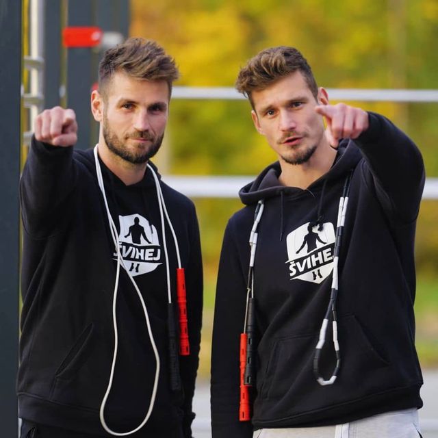 Tomáš a Marek Vaněčkovi v mikinách Švihej