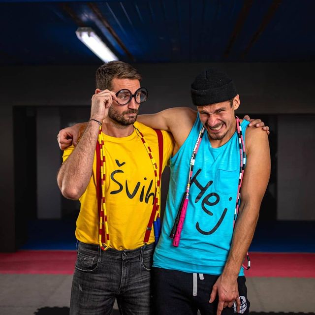 Tomáš a Marek v převlecích Švih a Hej ze hry Švihejland