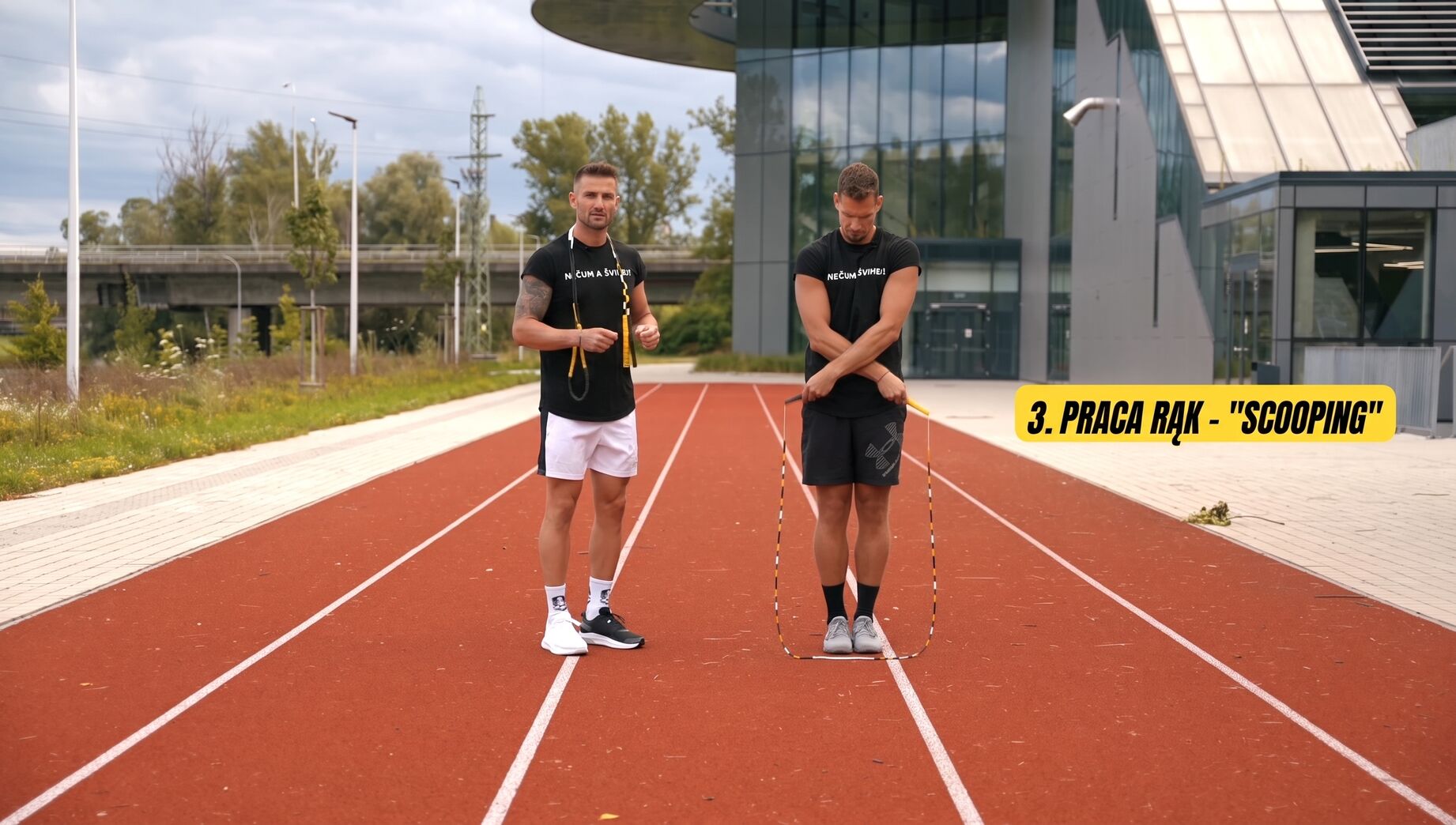 Marek i Tomáš Vaněčkowie uczą techniki pracy rąk podczas skakania na skakance – lekcja z Drogi Šviháka