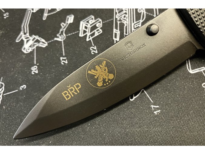 Gravírování laserem na čepel nebo dřevěnou střenku nože