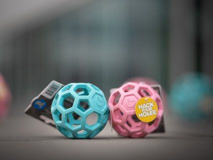 JW Hol-ee Roller Medium  Elastyczna ażurowa zabawka dla psa z kauczuku naturalnego · 11 cm