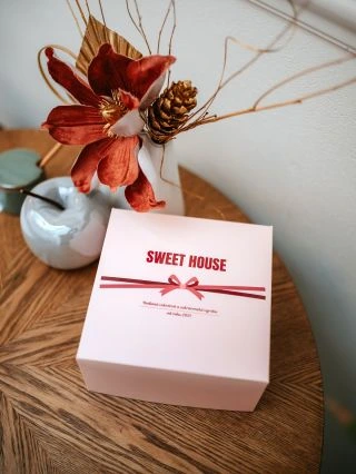 Máme pre vás malú novinku, z ktorej sa fakt tešíme 🤍 Naše zákusky vám po novom balíme do nových krásnych krabíc s lesklou...