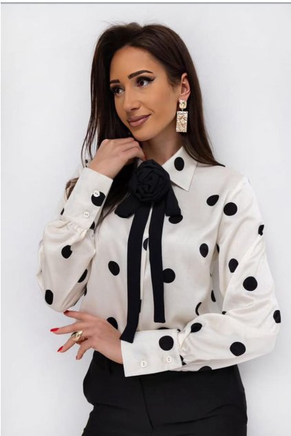 Elegantná bodkovaná blúzka