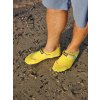 9ee5a66794cd5c7b26cd0b4ecc7dbb36 bejkroll boty do vody zlute na nohou