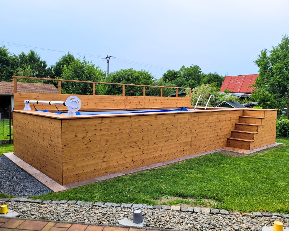 Jak připravit terén pro bazén: Betonová deska vs. štěrkové lože s izolací.