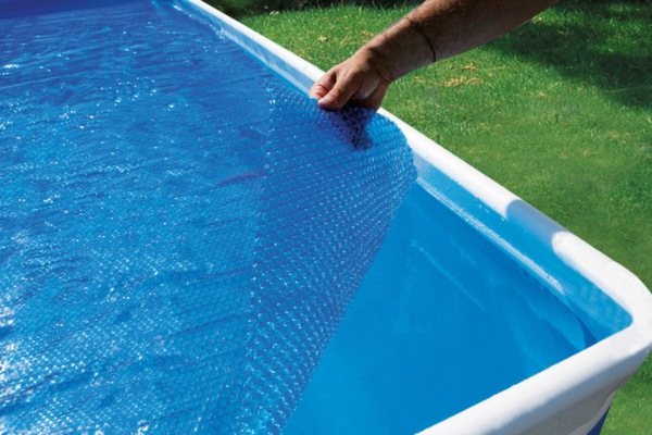 Jaký je rozdíl mezi krycí a solární plachtou?