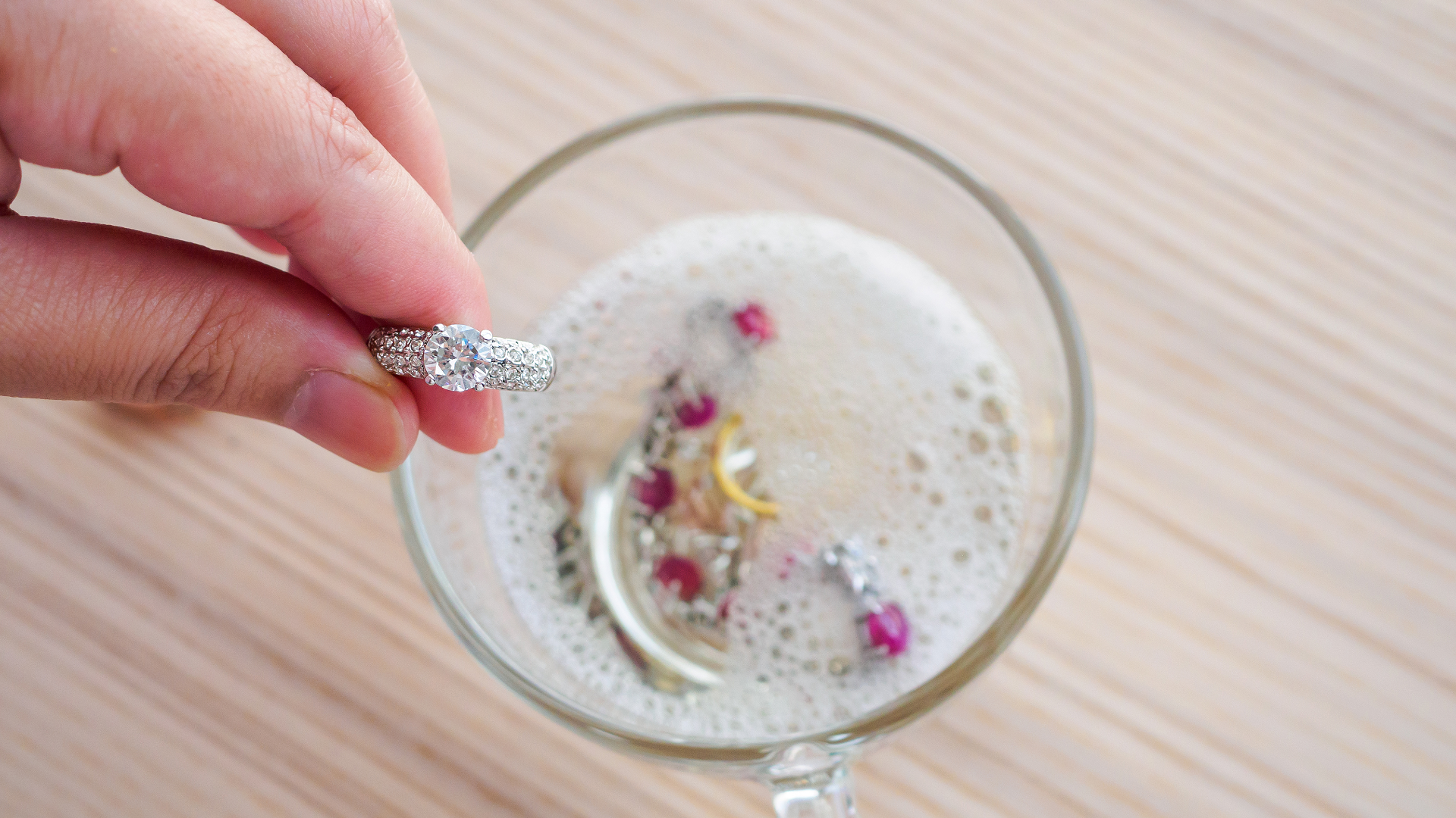 Jak vyčistit stříbrné šperky?