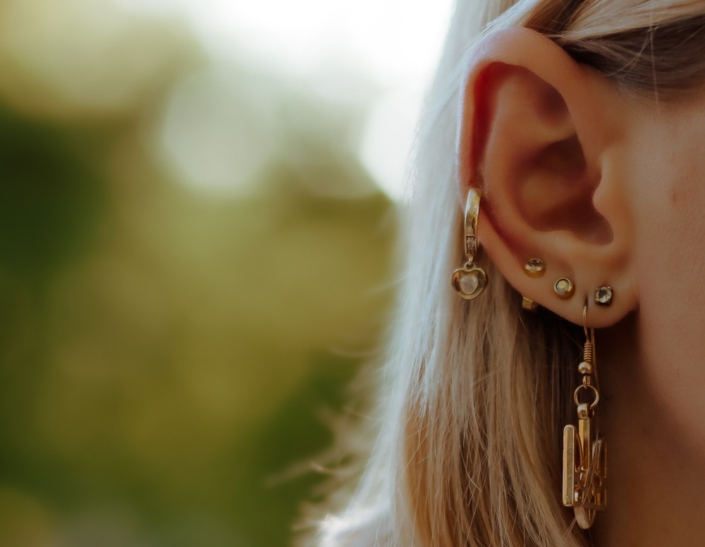 Jak poskládat více náušnic a piercingů do jednoho ucha