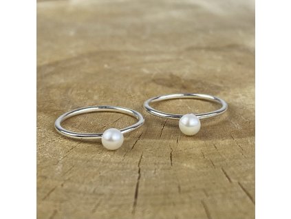 Stříbrný prstýnek se sladkovodní perlou (Velikost 9/60)
