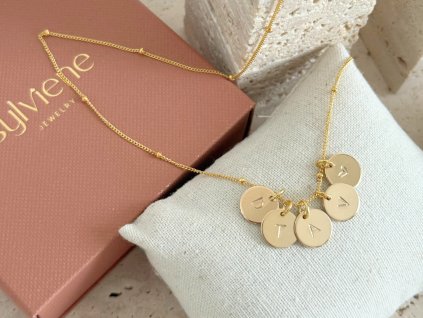 Pozlacený náhrdelník AMELIA s ražbou iniciálů