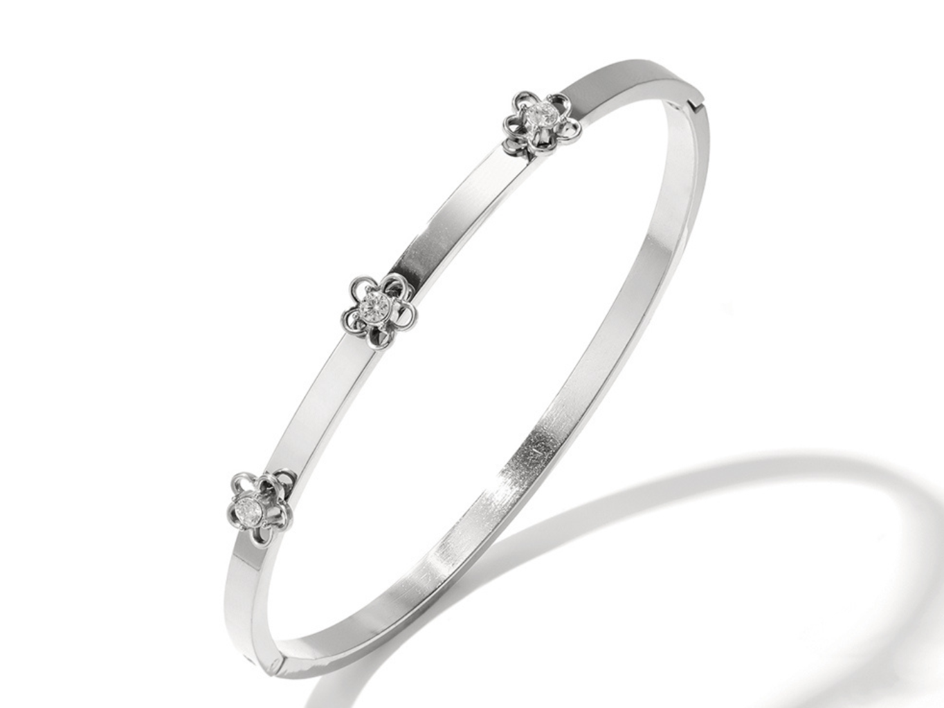 Levně SYLVIENE Pevný náramek FLOWERS Silver