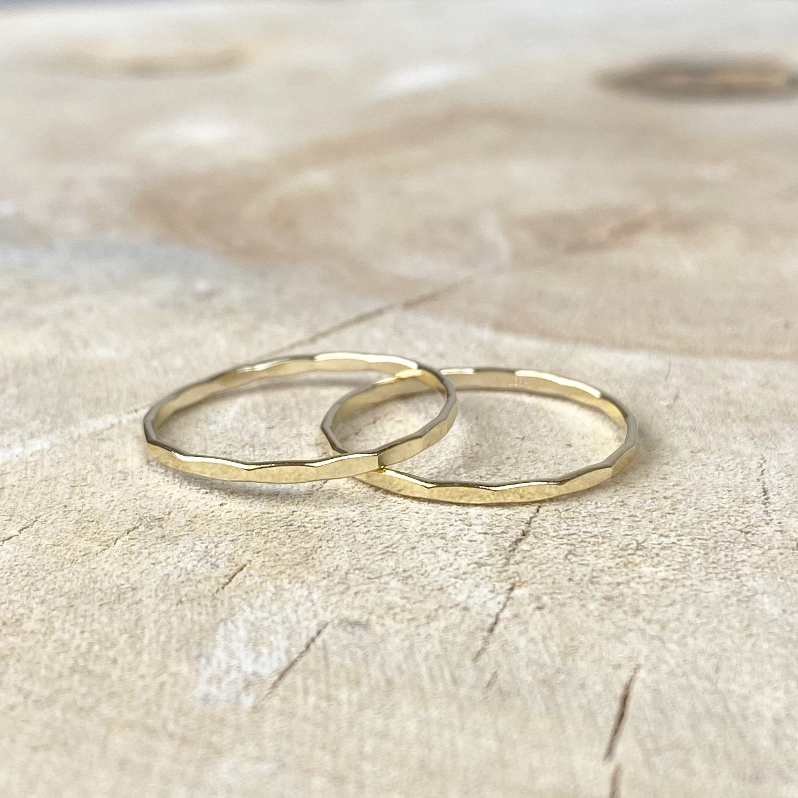Levně SYLVIENE Gold filled prsten kroužek Hammered Velikost: 6/52