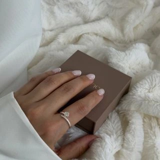 Trocha štěstí na každý den🍀✨ Prsten Shell Clover s jemnou perletí je maličkost, která rozzáří každý outfit..i náladu. A...