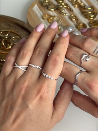 Nemáš čím doladit outfit?💭 Stačí pár jemných prstenů a celý look je hned jinde💍✨ 👉 Dny Sylviene: -35 % sleva – ulov si...