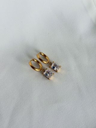 Třpyt, který nepřehlédneš.✨ Pozlacené náušnice CORNELIA se zářivým zirkonem dodají každému outfitu nádech elegance – ať už...