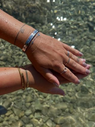 Moře, slunce a šperky, které září v každém okamžiku.🌊✨ Letní výprodej stále probíhá – je ten správný čas udělat si radost.🤍