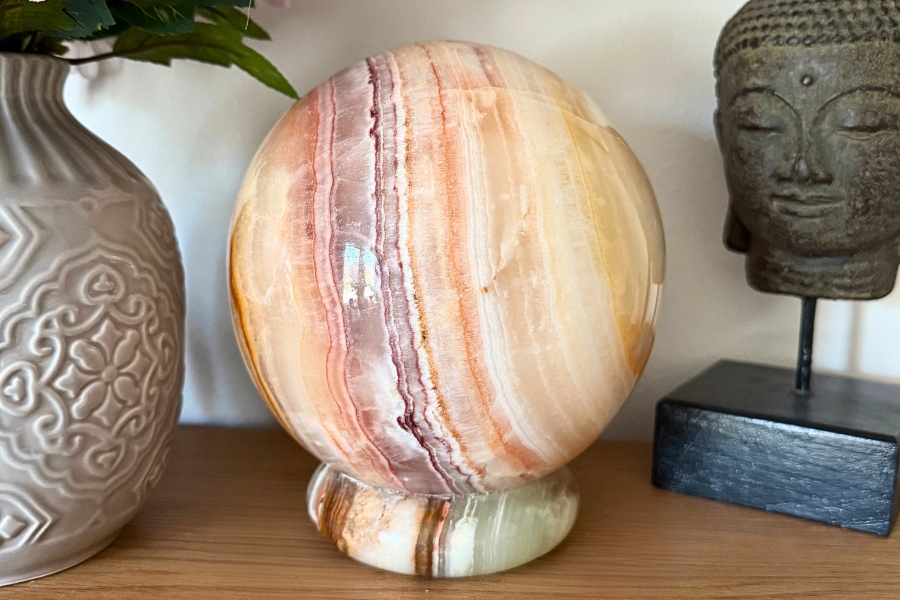 Lampa z aragonitu ve tvaru koule