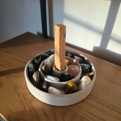 Betonový stojánek na Palo Santo  průměr 14 cm, vhodný i na stolní svíčky, přírodní barva