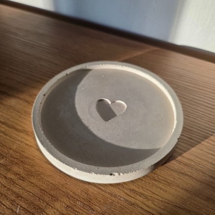 Betonový podtácek se srdíčkem  průměr 10 cm, ruční výroba v ČR, s impregnací, na svícny i hrneček