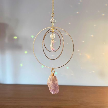 Lapač slunce - Galaktické kruhy  s ametystem, symbolem slunce, zlatý, 3 pohyblivé kruhy, délka 38,5 cm