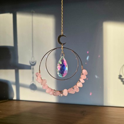 Lapač slunce - Brána lásky a něhy  zlatý, s růženínem, Feng Shui energie, délka 35 cm