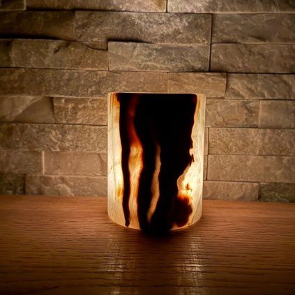 Svícen válec M - Uprostřed lesa  konkrétní kus z fotek, jedinečný originál, výška cca 9,5 cm