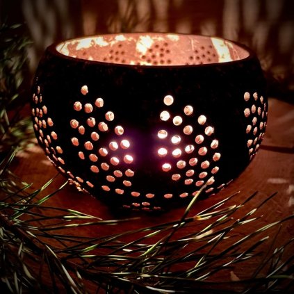 symbiotickycz svicen kokos kosovy svicka prirodni vyrezavany stojan candle skorapka meditace relaxace relax odpocinek slowliving energie svetlo teplo ohen (45)