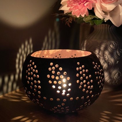 symbiotickycz svicen kokos kosovy svicka prirodni vyrezavany stojan candle skorapka meditace relaxace relax odpocinek slowliving energie svetlo teplo ohen (31)
