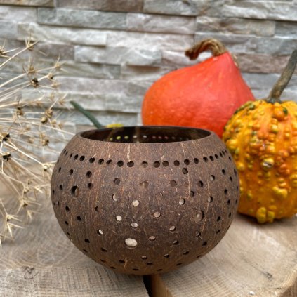 symbiotickycz svicen kokos kosovy svicka prirodni vyrezavany stojan candle skorapka meditace relaxace relax odpocinek slowliving energie svetlo teplo ohen (10)