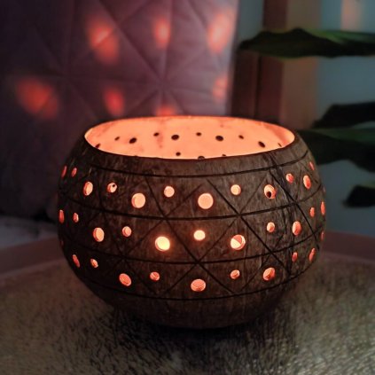 symbiotickycz svicen kokos kosovy svicka prirodni vyrezavany stojan candle skorapka meditace relaxace relax odpocinek slowliving energie svetlo teplo ohen (4)