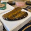 Masážní kámen Gua Sha z tygřího oka  masážní pomůcka, 8 cm, dárková krabička