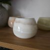 Svícen z přírodního kamene kónický světlý M  Průměr 10 cm, pákistánský onyx, na čajovou svíčku