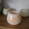 Svícen z přírodního kamene kónický světlý M  Průměr 10 cm, pákistánský onyx, na čajovou svíčku