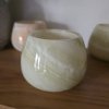 Svícen z přírodního kamene kónický světlý M  Průměr 10 cm, pákistánský onyx, na čajovou svíčku