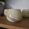 Svícen z přírodního kamene kónický světlý M  Průměr 10 cm, pákistánský onyx, na čajovou svíčku