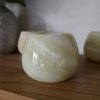 Svícen z přírodního kamene kónický světlý M  Průměr 10 cm, pákistánský onyx, na čajovou svíčku