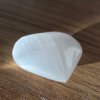Srdce ze selenitu  Velikost 8 cm, kámen klidu a očisty